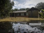 Lapan sekeluarga terperangkap di chalet akibat banijr kilat