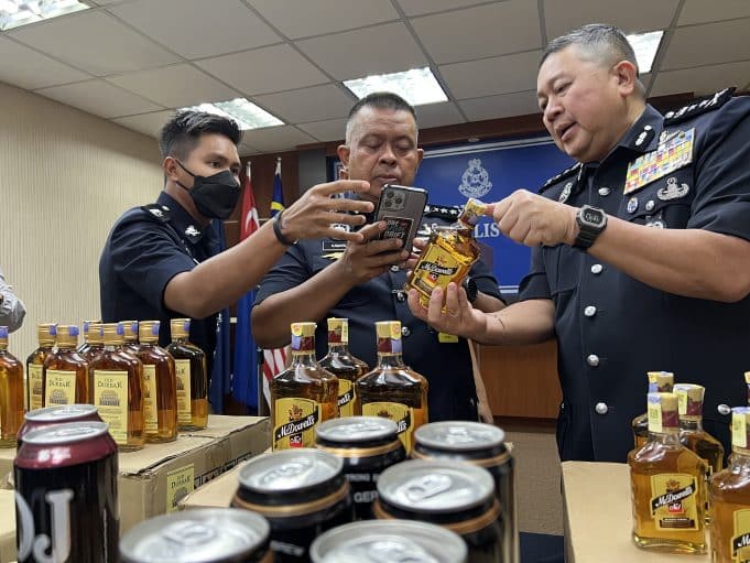 Peniaga kaut untung jual arak tiruan minuman keras seludup