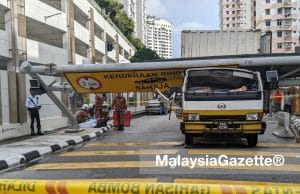 Bapa dua anak maut dihempap besi papan tanda