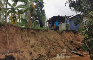 Rumah ‘tergantung’ akibat hakisan sungai