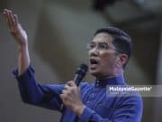 Anwar perlu mohon maaf kepada anggota tentera – Azmin