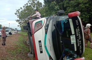 Bas ekspres terbalik, 20 penumpang selamat