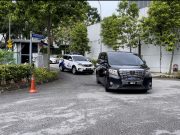 Muhyiddin keluar dari kediamannya