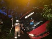 Bas bawa pelajar universiti terbalik di Tanjung Malim