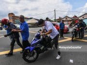 Calon BN Bantu Penunggang Motosikal Kemalangan Jalan Raya