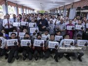 Mahasiswa Terima Tablet Perantisiswa