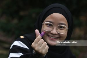 Pengundi, Daniea Erika Zoorman berumur 19 tahun merupakan kali pertama mengundi pada Hari Pengundian sempena Pilihan Raya Umum ke-15 (PRU15) di SK Seksyen 7 Kota Damansara, Petaling Jaya. Foto FAREEZ FADZIL, 19 November 2022.