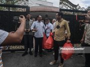 Anwar belanja petugas media