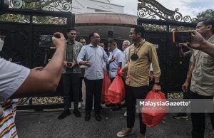 Anwar belanja petugas media