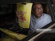 Nah popcorn, pergi tengok wayang – Anwar