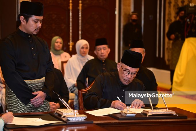 ANGKAT SUMPAH ANWAR IBRAHIM PM KE 10