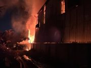 Lima individu nyaris maut, empat kilang musnah terbakar