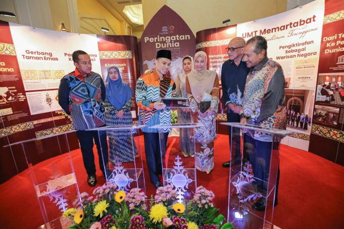 Dr. Riswadi bin Azmi memberi penerangan tentang Mushaf al-Quran kepada Sulatan dan Sultanah serta Menteri Besar Terengganu