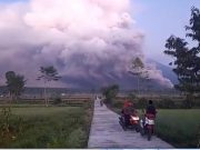 Gunung Berapi Semeru meletus, penduduk diminta tidak lakukan aktiviti