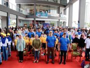 Dr. Apli Yusoff, Pengerusi PTPTN (tengah), YBrs. Puan Farah binti Hussamuddin (dua dari kiri), Ketua Pegawai Eksekutif, Sinar Karangkraf Sdn. Bhd. dan YBrs. Encik Ahmad Dasuki Abdul Majid (kanan), Ketua Eksekutif PTPTN bergambar bersama tetamu ketika Majlis Pelancaran Karnival PTPTN Sempoi Baq Hang dan Pejabat PTPTN Negeri Pulau Pinang.