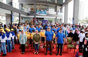 PTPTN lancar karnival Sempoi Baq Hang, galak budaya menabung Dr. Apli Yusoff, Pengerusi PTPTN (tengah), YBrs. Puan Farah binti Hussamuddin (dua dari kiri), Ketua Pegawai Eksekutif, Sinar Karangkraf Sdn. Bhd. dan YBrs. Encik Ahmad Dasuki Abdul Majid (kanan), Ketua Eksekutif PTPTN bergambar bersama tetamu ketika Majlis Pelancaran Karnival PTPTN Sempoi Baq Hang dan Pejabat PTPTN Negeri Pulau Pinang.
