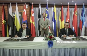 Salahuddin Ayub dan Alexander Nota Serah Terima Tugas KPDNKSH