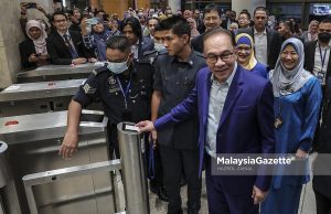 Anwar mulakan tugas di Kementerian Kewangan