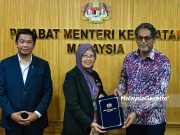 Menteri Kesihatan Terima Nota Serah Tugas Daripada KJ
