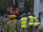 Aset tentera dibawa masuk ke tapak tanah runtuh