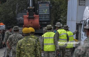 Aset tentera dibawa masuk ke tapak tanah runtuh