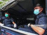 Mangsa berpelukan dengan seekor anjing