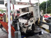 Pemandu lori patah tangan dan kaki rempuh plaza tol