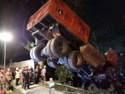 12 jam cuba keluarkan pemandu lori pasir 40 tan terjunam dalam parit