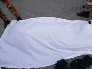 Mayat mangsa maut akibat tersepit dalam kereta proton Iswara Aeroback putih dikenalpasti sebagai lelaki bangsa Indonesia berusia 57 tahun.