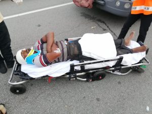 Mangsa tersepit yang parah berjaya dikeluarkan orang awam dalam kejadian awal pagi tadi di susur keluar ke Bukit Raja di Lebuhraya Persekutuan