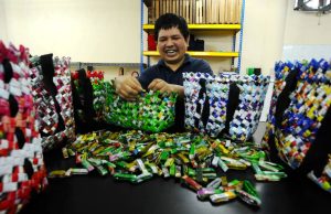 Amirul tak pernah patah semangat anyam beg