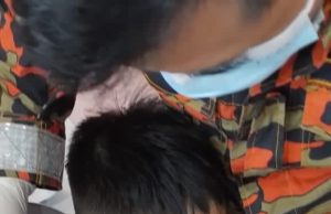 Kanak-kanak tujuh tahun tersepit bibir di penutup botol
