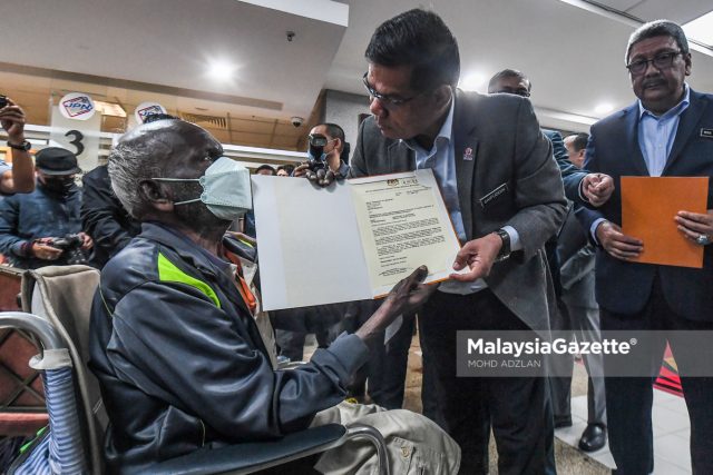 Saifuddin Serah Surat Kelulusan Taraf Kewarganegaraan