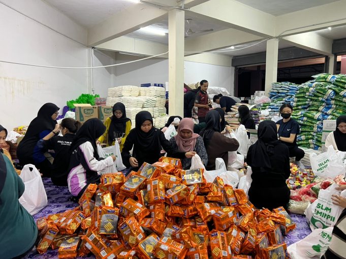 Pelajar UPM memunggah biksut