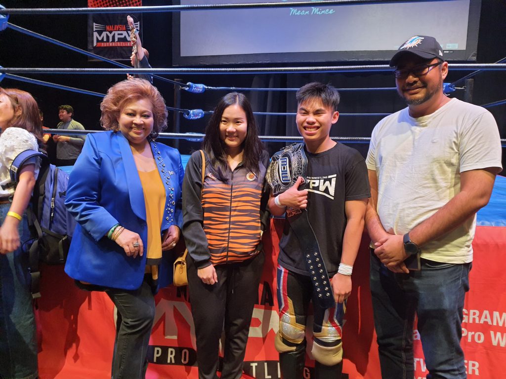 Dari kanan: Pengarah My Pro Wrestling Sdn Bhd, Datin Maria Abdullah; Setiausaha Politik Menteri Belia dan Sukan, Yap Yee Vonne; dan Juara MCW Intercommonwealth Emman Azman.