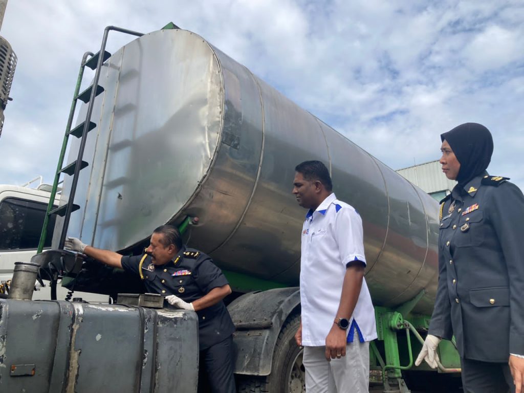 Seleweng Diesel Guna Lori Tangki Minyak Sawit