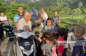 Selamba kanak-kanak cuit lengan Agong ajak bergambar