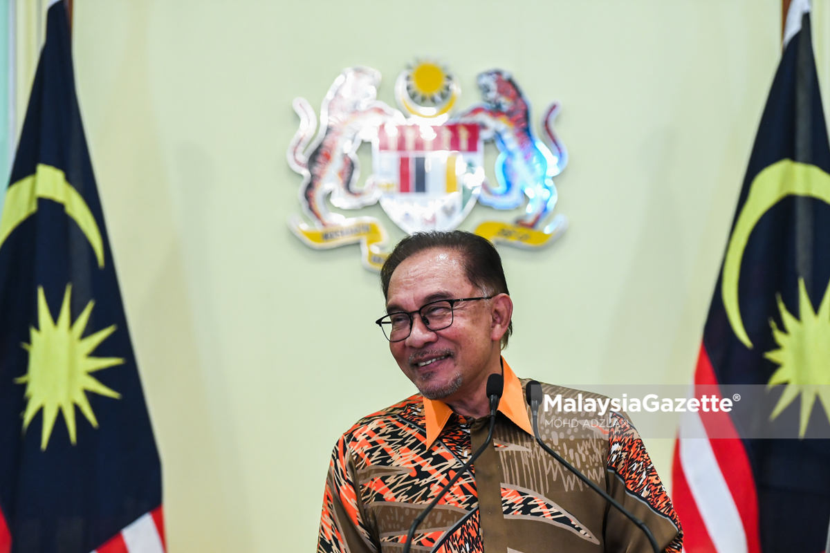 Anwar ‘kembali’ ke ibu pejabat UMNO selepas 25 tahun