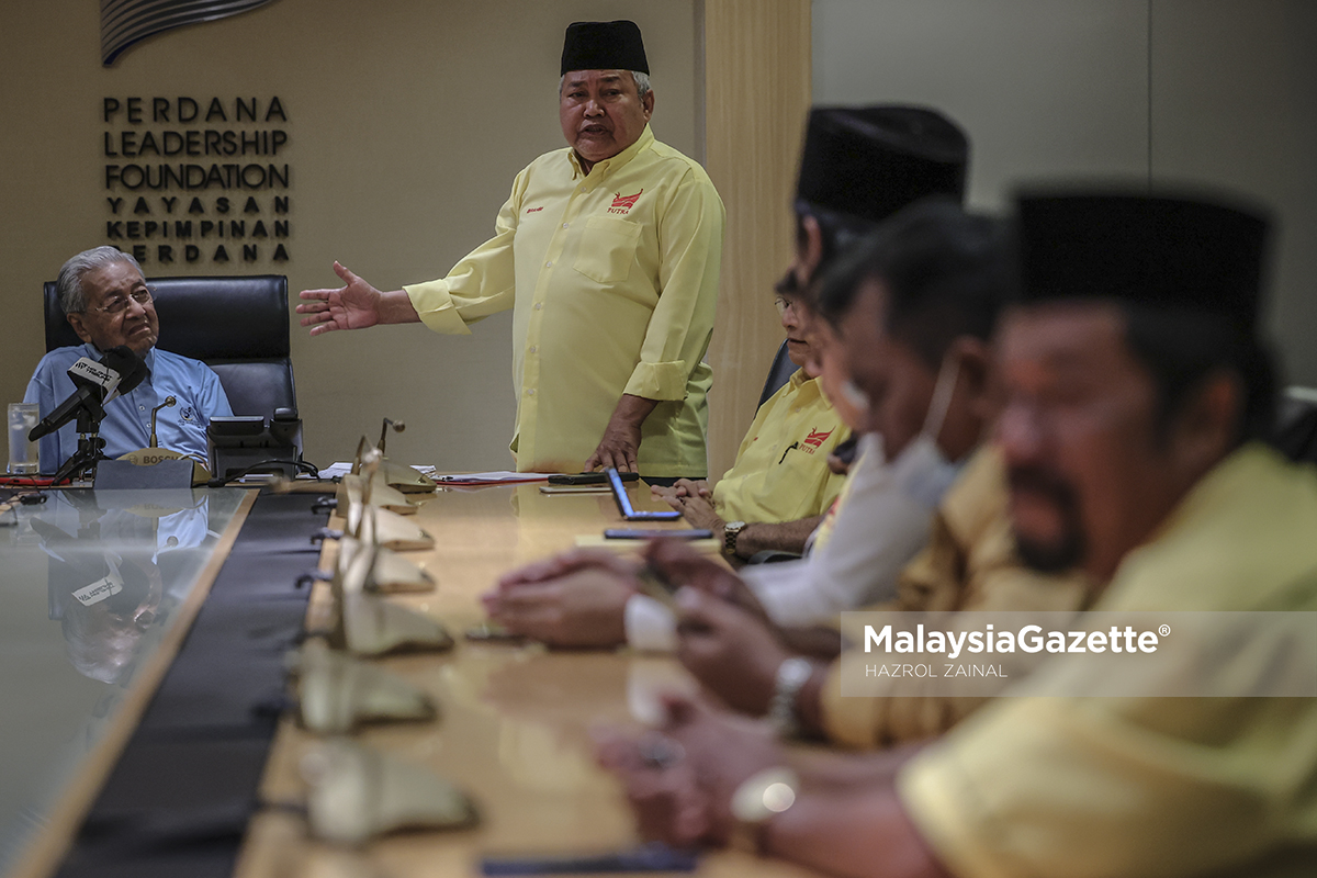 Tun M Terima Borang Keahlian Parti Putra 4559