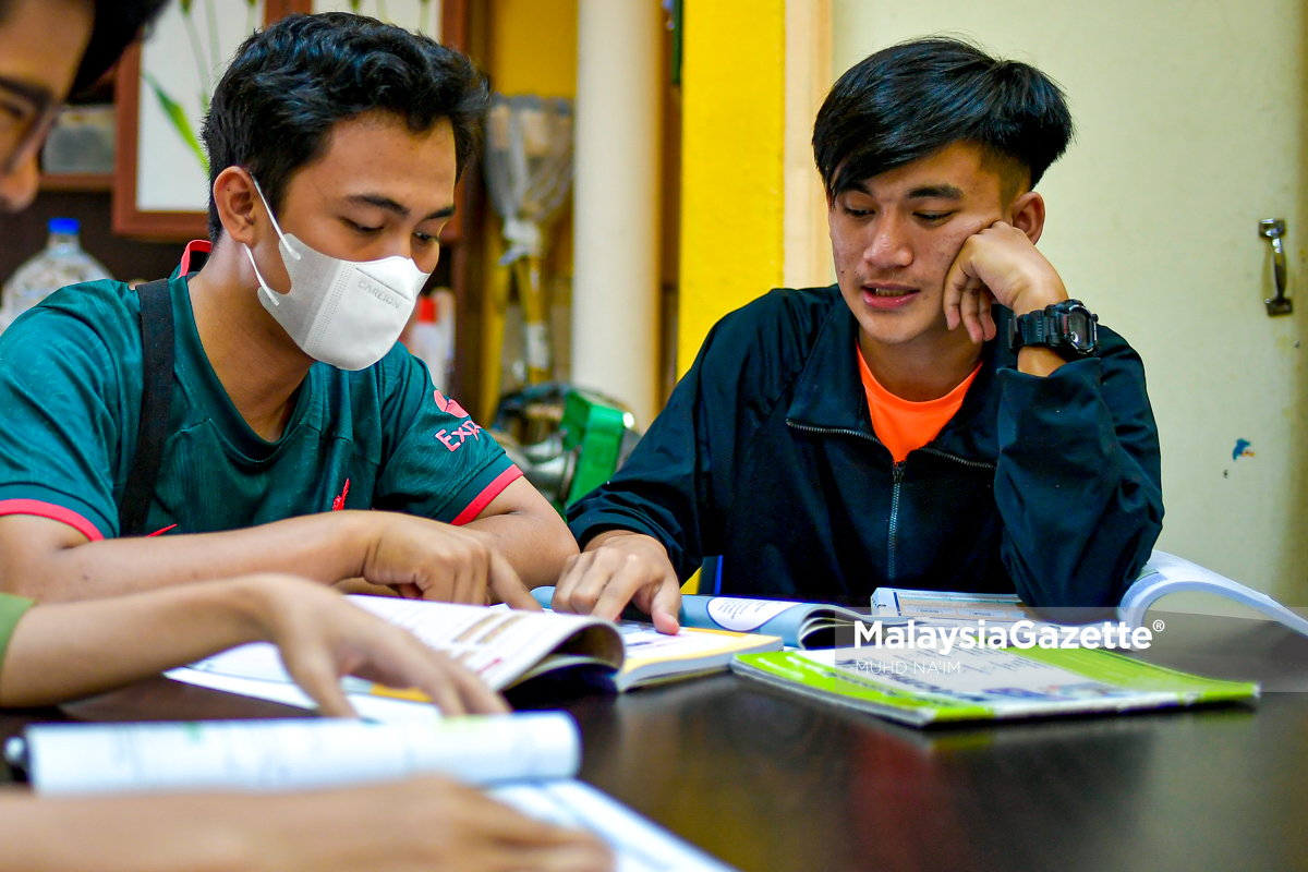 Pelajar Tingkatan 5 Ulang Kaji Pelajaran Menjelang Spm