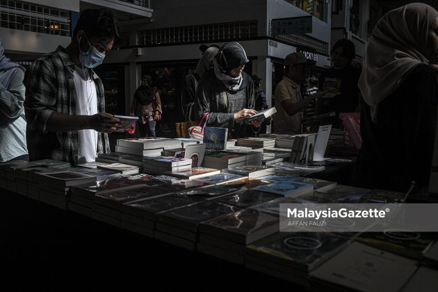 Orang Ramai Serbu Pesta Buku Di Pasar Seni