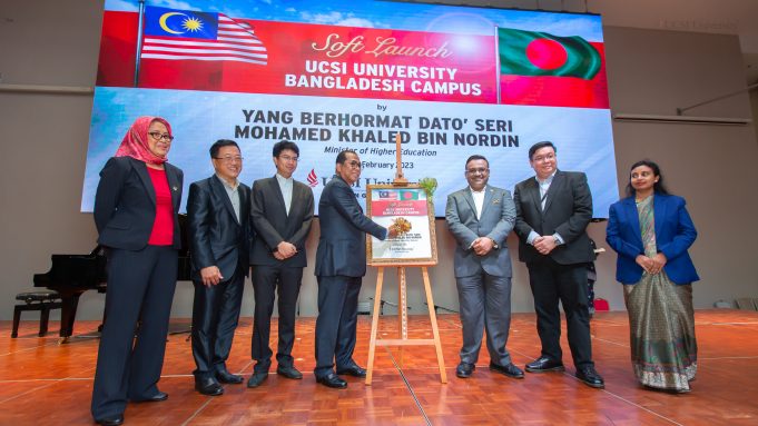 Menteri Pengajian Tinggi, Dato Sri Mohamed Khaled Nordin ketika melancarkan Universiti UCSI Kampus Bangladesh, hari ini.
