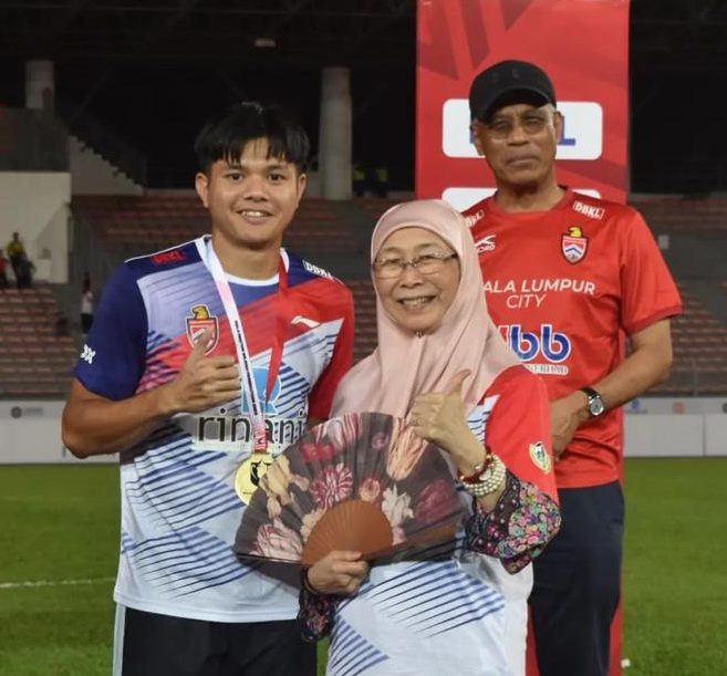 Anwar Ibrahim, pemain bola harapan masa depan – Wan Azizah