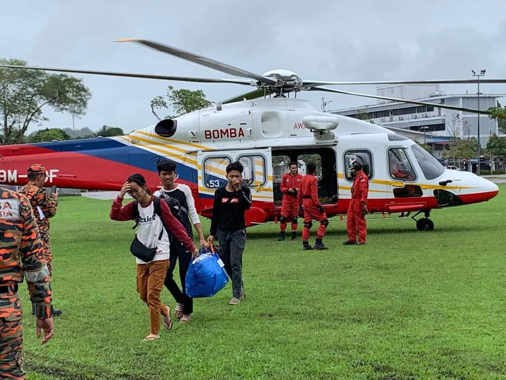 3 calon SPM orang asli Mersing diterbangkan dengan helikopter bomba