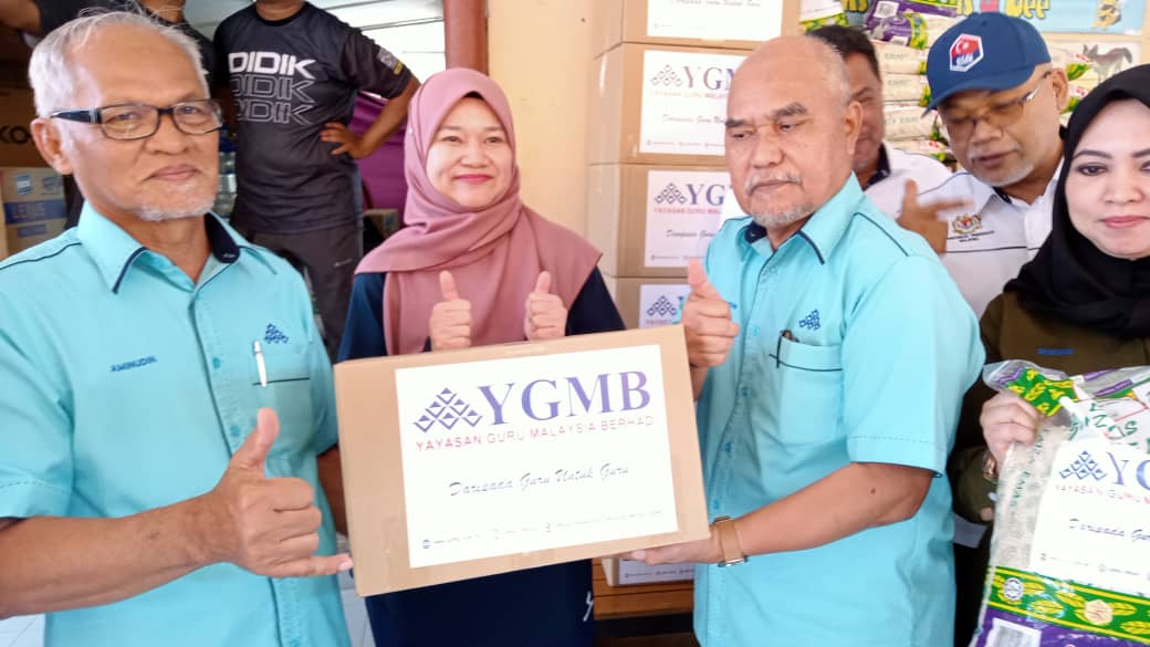 YGMB sampai bantuan RM20,000 kepada guru terjejas banjir di Segamat 2