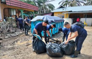 Polis Kluang bantu bersih rumah mangsa banjir di Johor