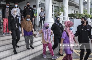 6 PATI Bolos Sempadan Tangan Bergari Ke Mahkamah