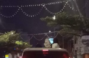 Polis kesan perakam video tiga remaja keluar kepala dari ‘sunroof’