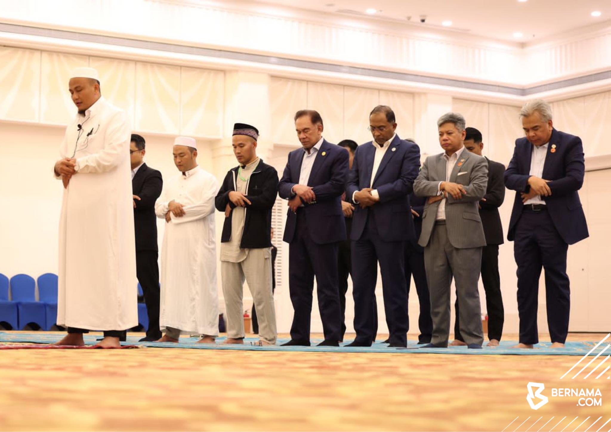 Anwar berbuka puasa, beramah mesra dengan komuniti Islam di Hainan