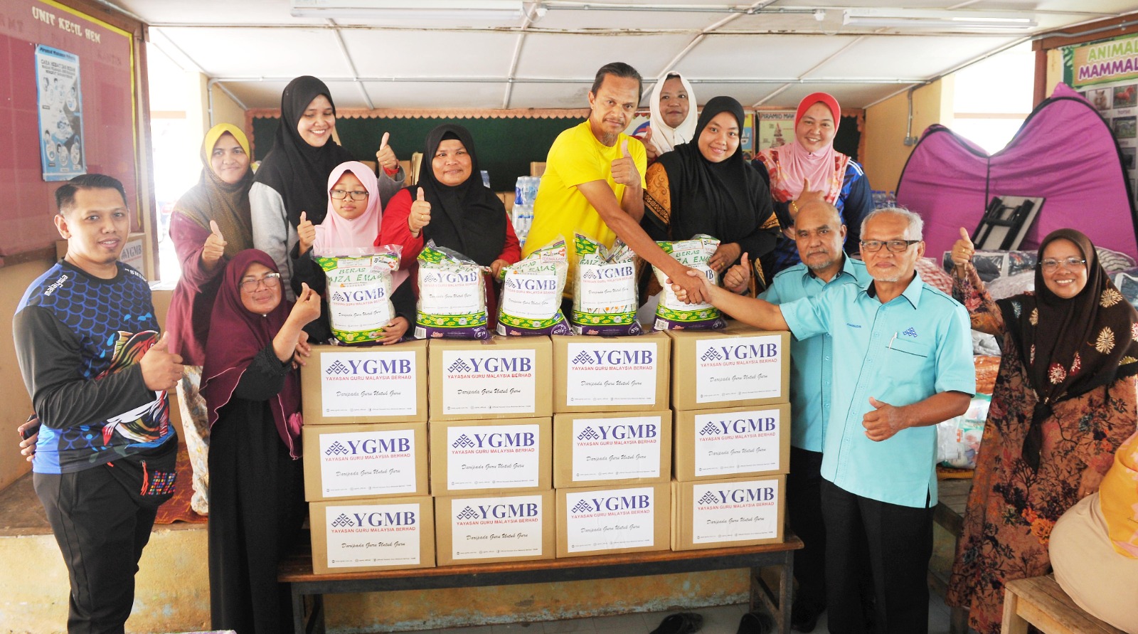 YGMB sampai bantuan RM20,000 kepada guru terjejas banjir di Segamat